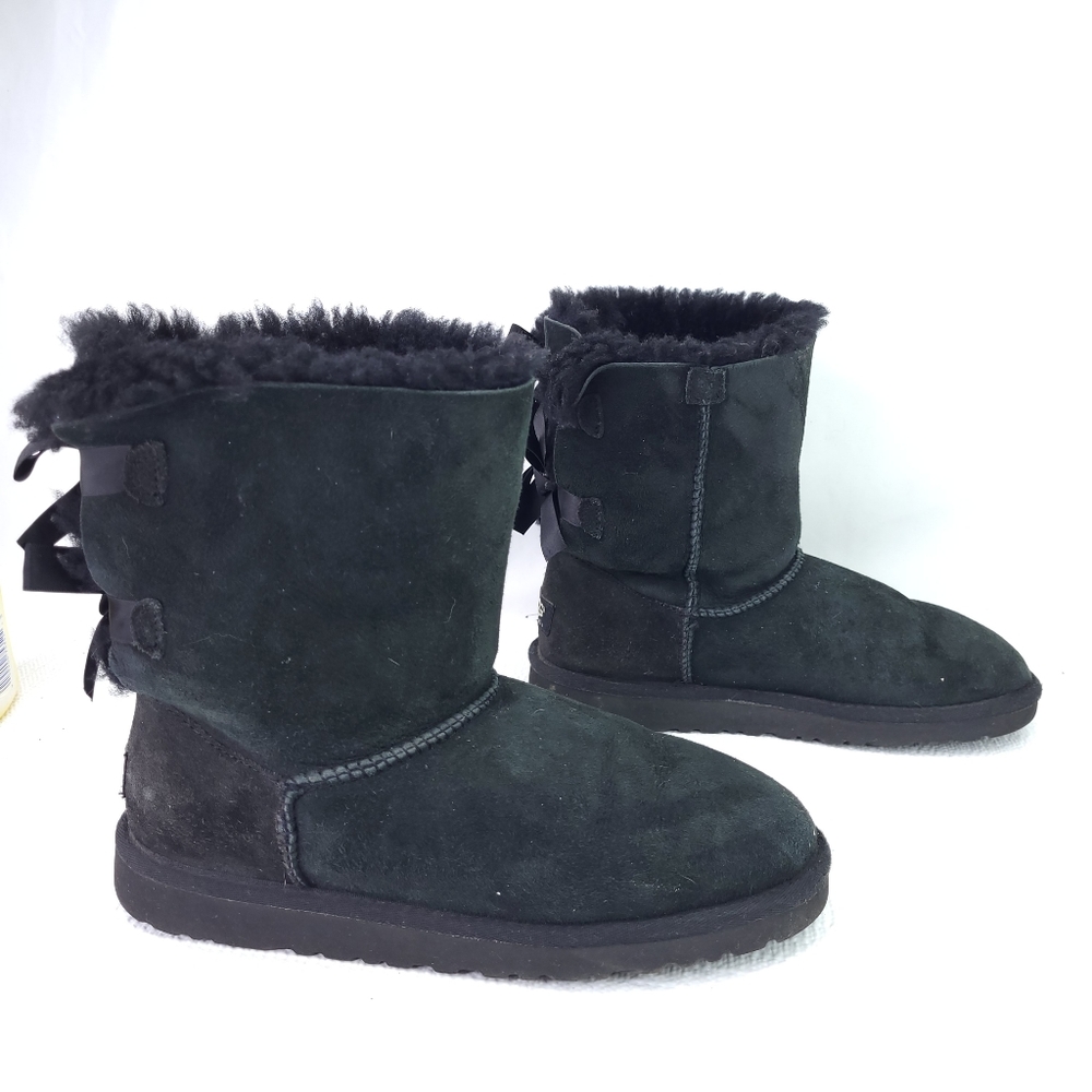 UGG Bailey Bow II Ribbon  Black Suede Sheepskin Short Fur Lined Boot 3280Y Sz 6
